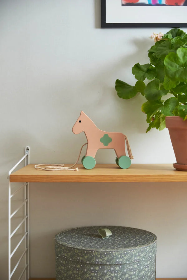 Kids Concept - Houten Trekspeeltje - Trekpaard Carl Larsson - Roze, Duw- en trekspeelgoed, Kid's Concept, Keekabuu