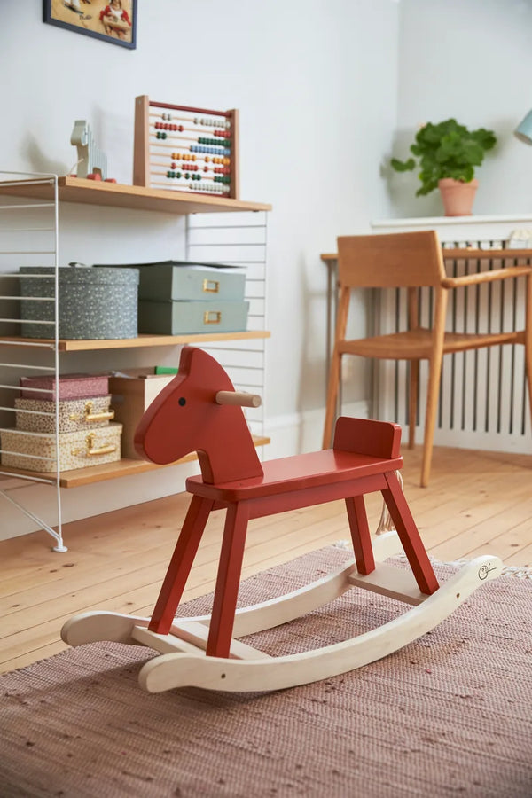 Kids Concept - Houten Schommelpaard - Carl Larsson – Hobbelfiguur Rocking Paard Oranje-Rood, Houten speelgoed, Kid's Concept, Keekabuu