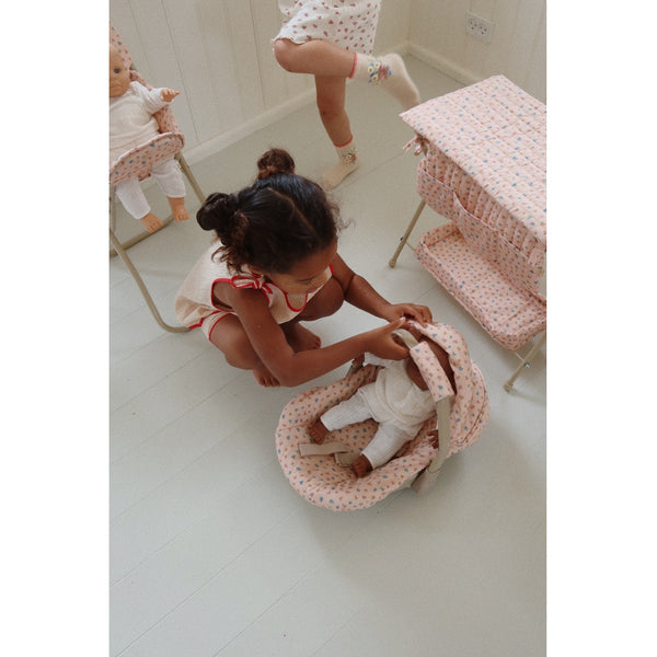 Konges Slojd - Autostoeltje voor Speelpoppen - Keekabuu