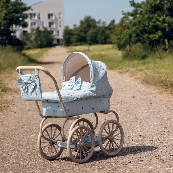 Konges Slojd - Minnie Bow Poppenwagen - Cherry Blue Coeur